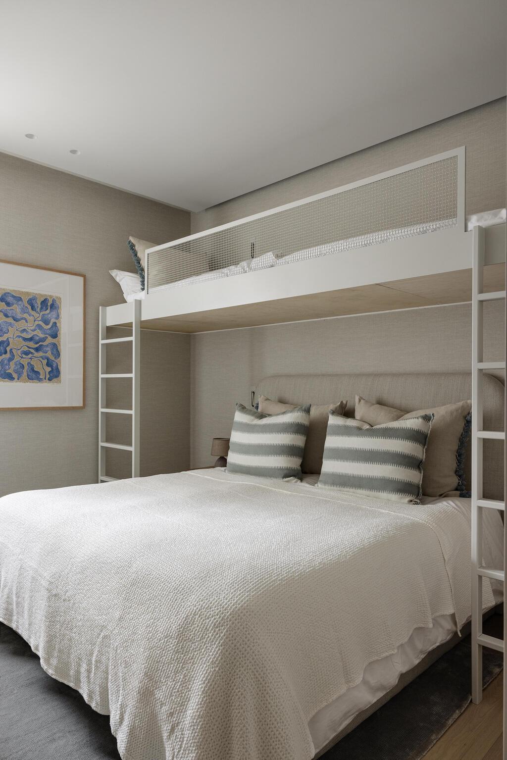 חדר ילדים משותף עם מיטת גלריה (צילום: איתי בנית) בית בירושלים בעיצוב שרון טורין