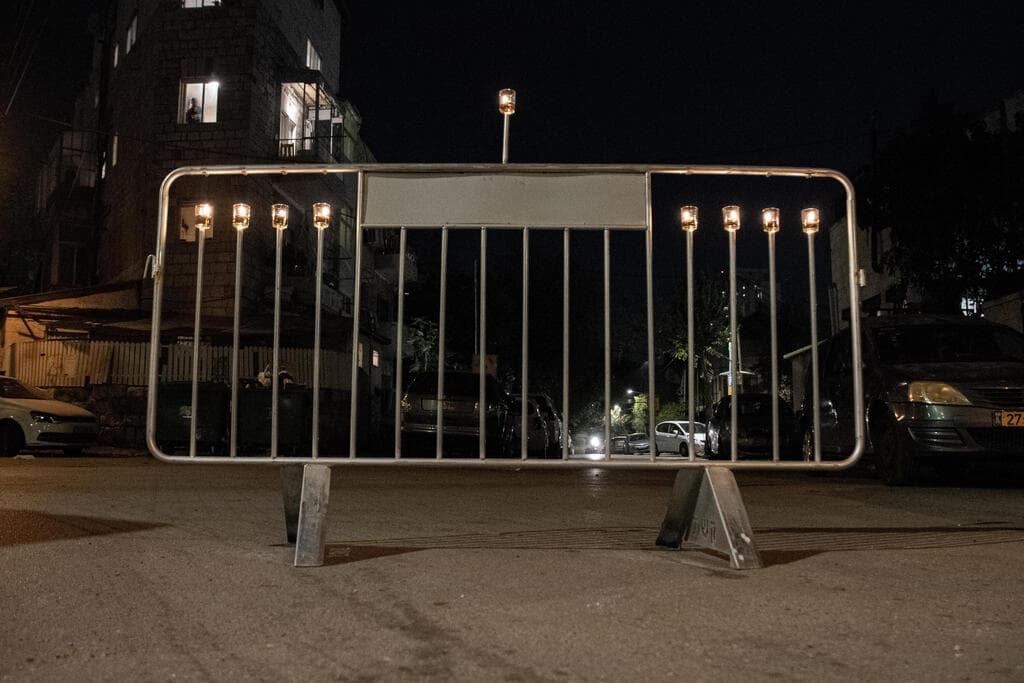 מחסום הפך לחנוכייה (עיצוב וצילום:מנו קליין ועידו ארז) מחסום הפך לחנוכייה, עיצוב מנו קליין ועידו ארז