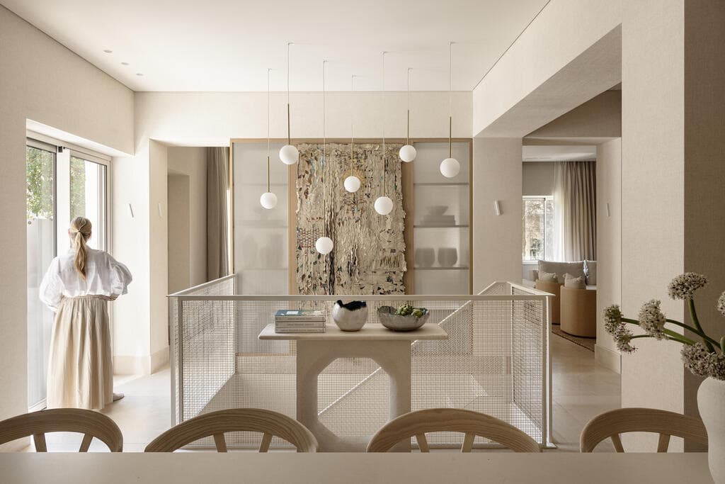 הכניסה נעשית דרך קומת הקרקע שבה מוקמו החללים המשותפים (צילום: איתי בנית) בית בירושלים בעיצוב שרון טורין