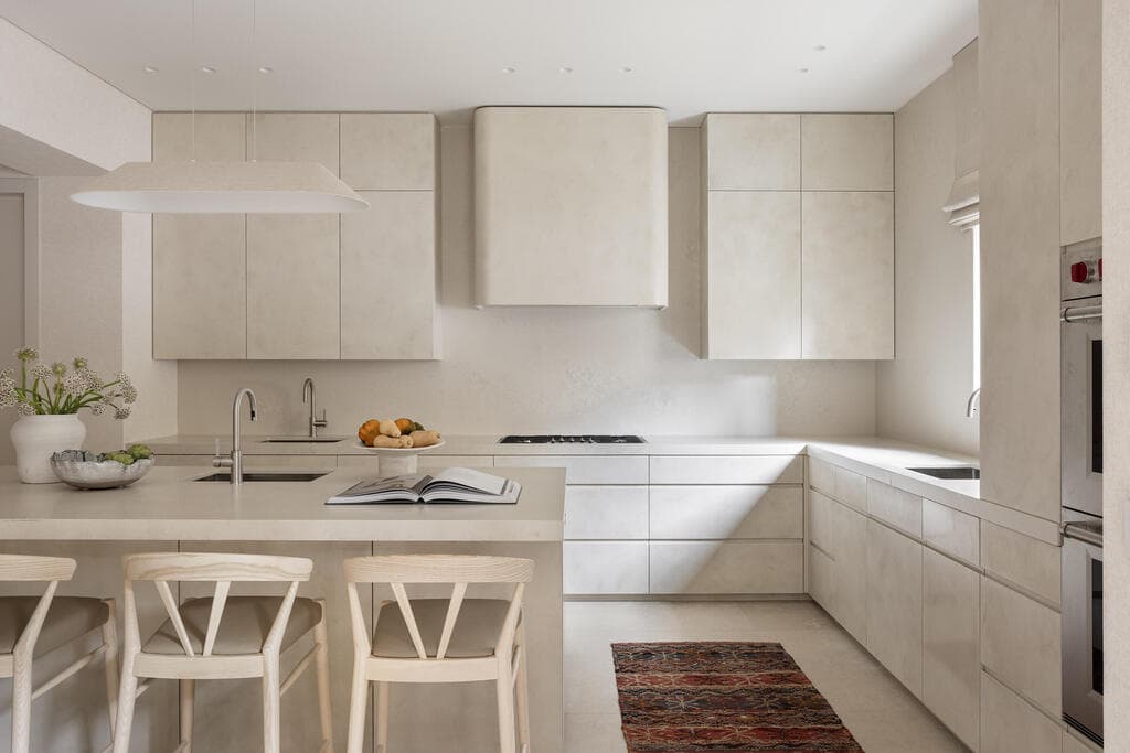 גוון אחד בלבד לכל מה שנמצא בחלל, למעט השטיח האתני (צילום: איתי בנית) בית בירושלים בעיצוב שרון טורין