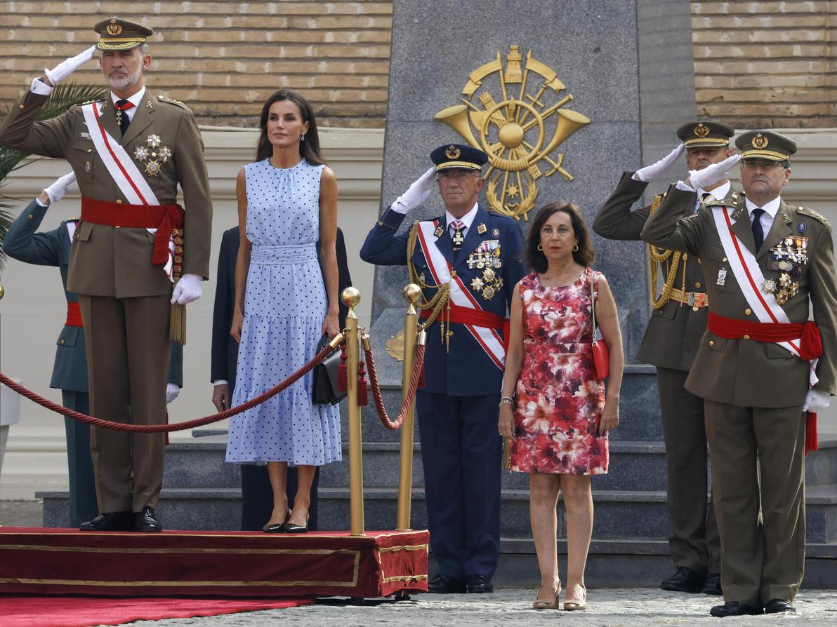 לטיסיה מלכת ספרד, פליפה מלך ספרד ושרת ההגנה הספרדית מרגריטה רובלס, 2023 (צילום: Vincent West/Pool Photo via AP) לטיסיה מלכת ספרד, פליפה מלך ספרד ושרת ההגנה הספרדית מרגריטה רובלס, 2023