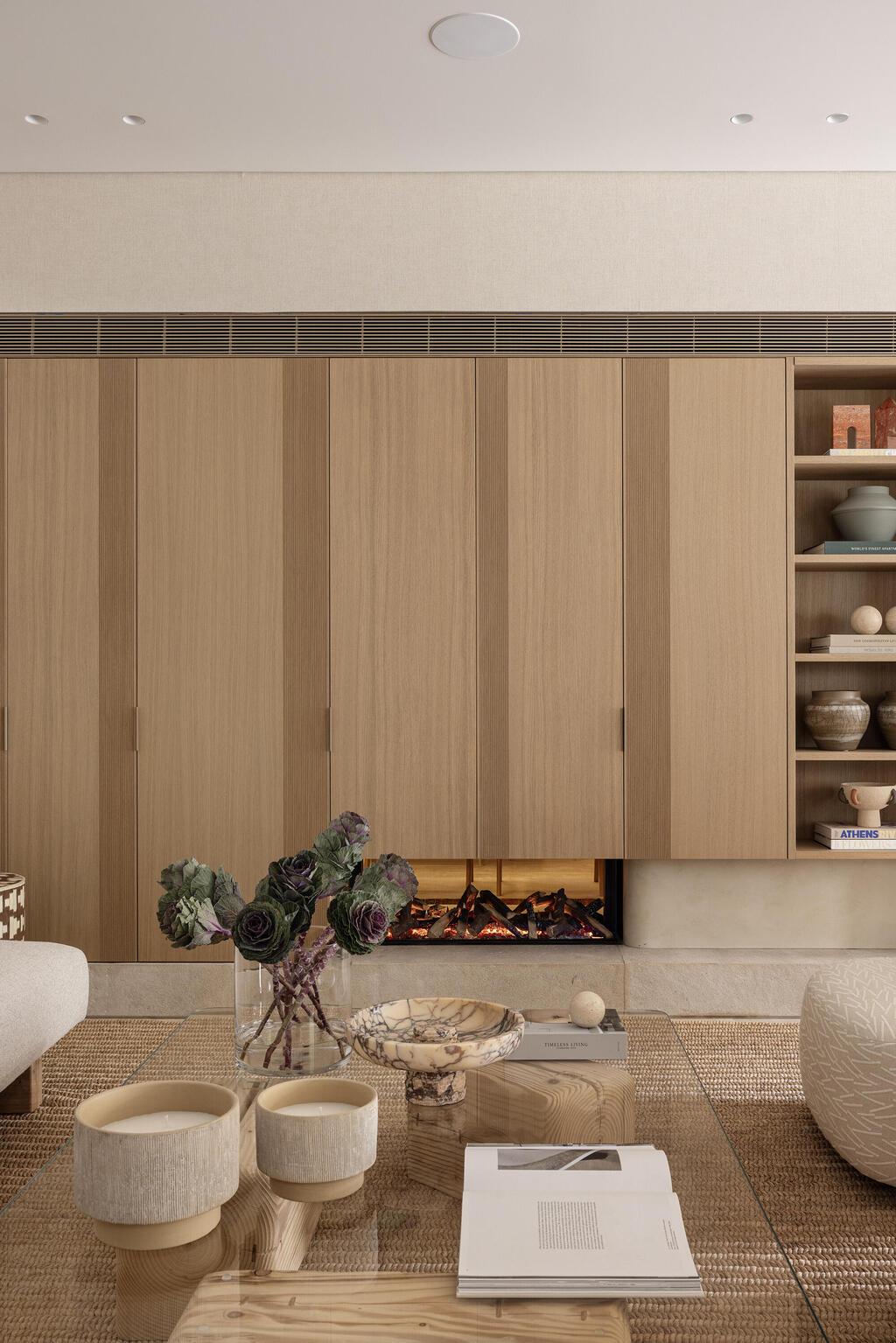 האח בסלון, מתאים לחורף הירושלמי (צילום: איתי בנית) בית בירושלים בעיצוב שרון טורין