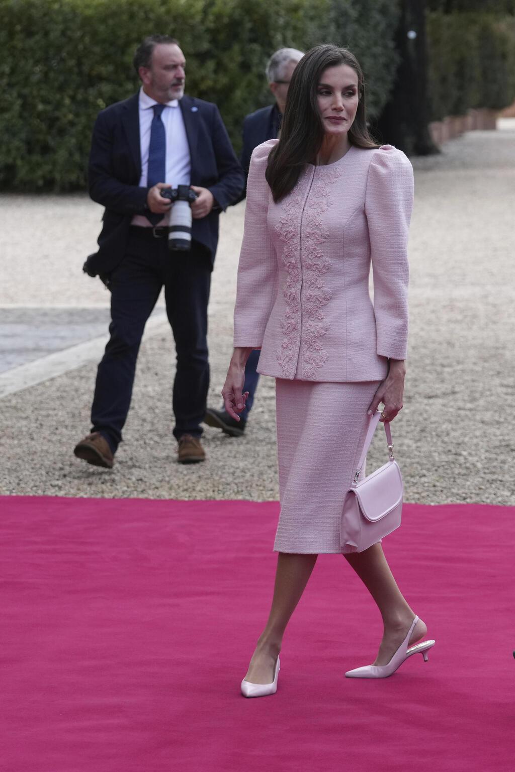 ורודה על השטיח האדום, 2024 (צילום: AP Photo/Andrew Medichini) לטיסיה מלכת ספרד על השטיח האדום, 2024