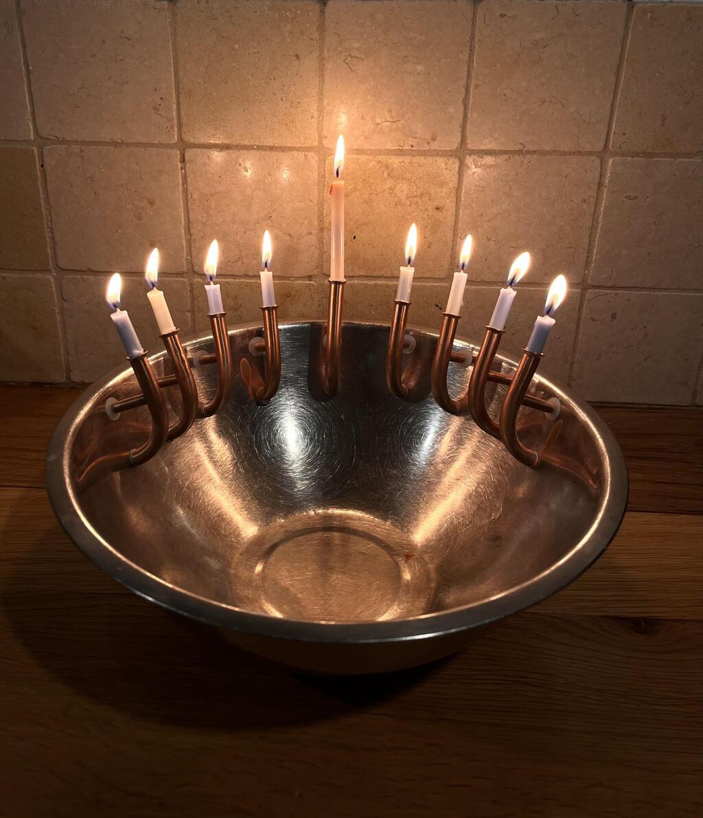 נר על החלון.חנוכייה מגנטית המעניקה לנרות גמישות (צילום: חגי ותומר הרדוף) נר על החלון - Tomer Harduff - חגי ותומר הרדוף