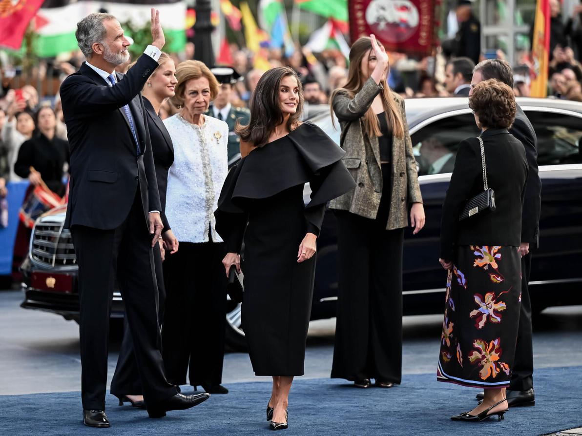 הנסיכה לאונור, המלכה לטיסיה והמלך פליפה על השטיח האדום, 2024 (צילום: Borja B. Hojas/Getty Images) הנסיכה לאונור, המלכה לטיסיה והמלך פליפה על השטיח האדום, 2024