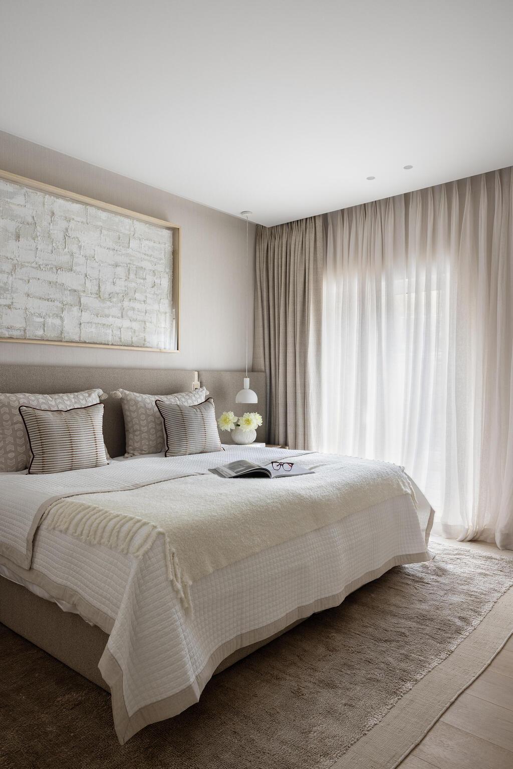 חדר שינה משולב בחדר ארונות ובחדר רחצה (צילום: איתי בנית) בית בירושלים בעיצוב שרון טורין