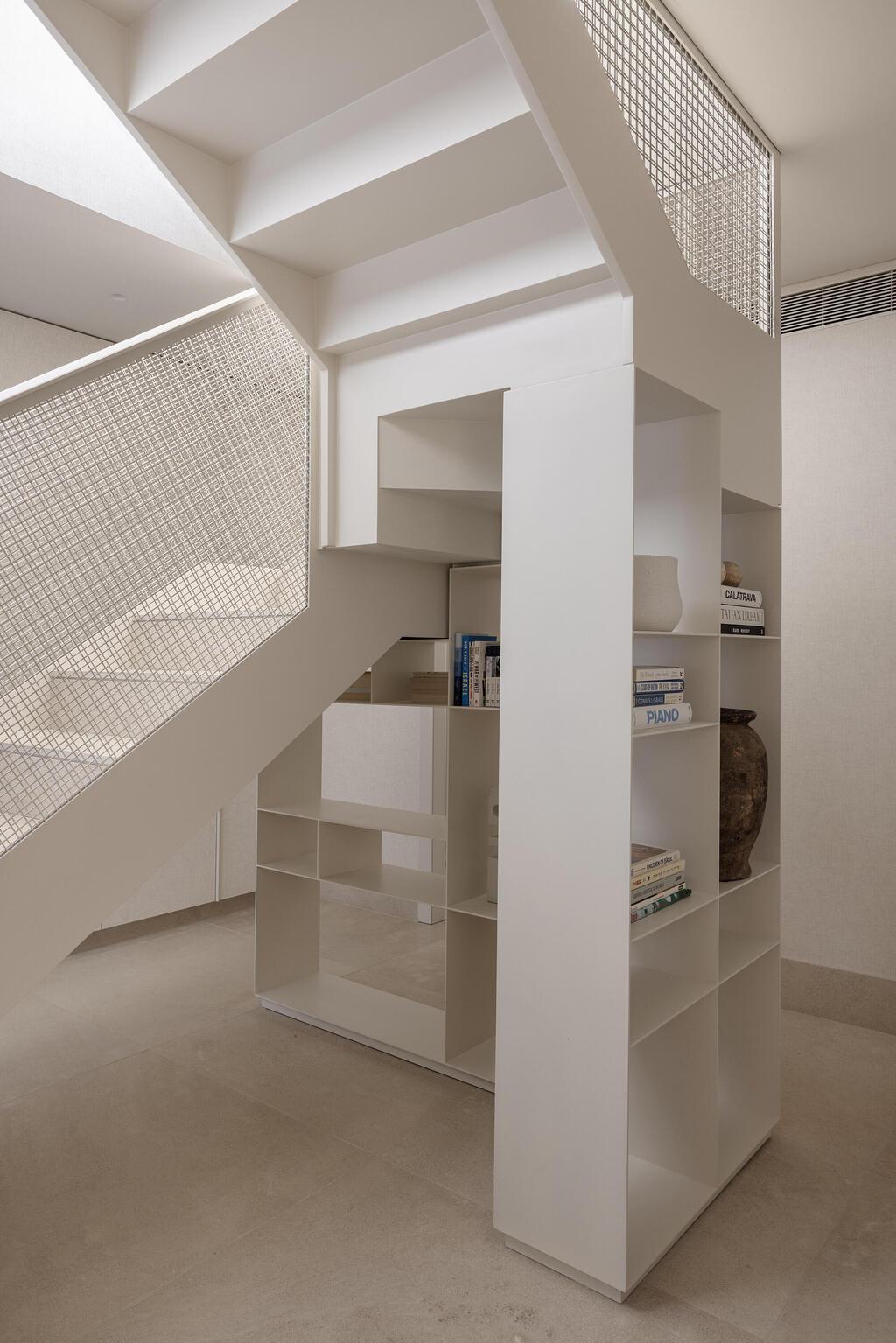 אחסון נוסף משולב בגרם המדרגות (צילום: איתי בנית) בית בירושלים בעיצוב שרון טורין