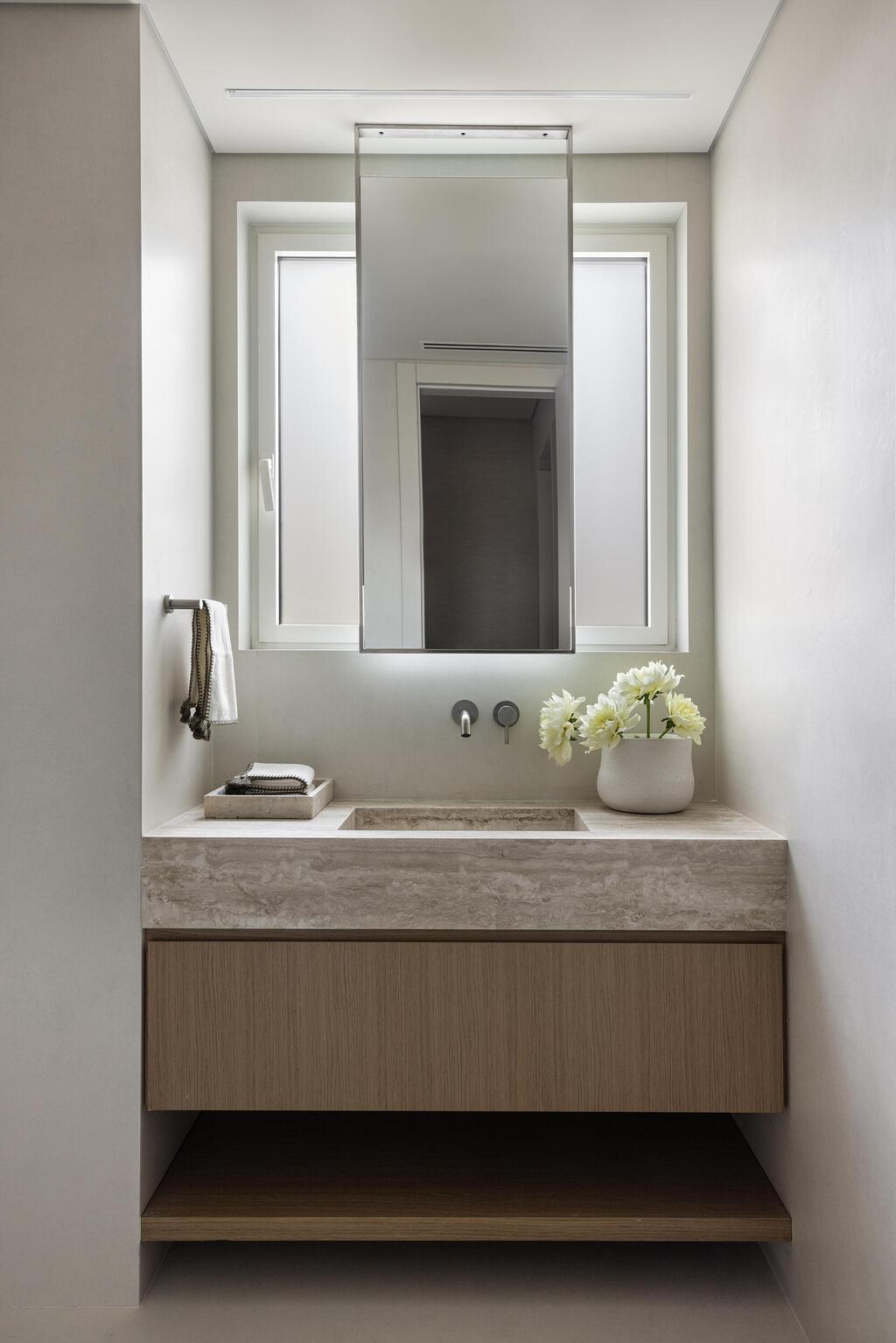 אחד מחדרי הרחצה בבית (צילום: איתי בנית) בית בירושלים בעיצוב שרון טורין