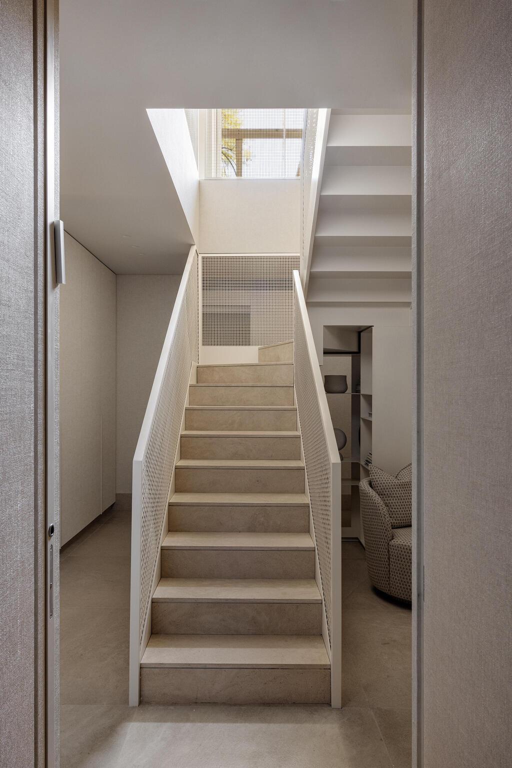 הירידה לקומת החדרים (צילום: איתי בנית) בית בירושלים בעיצוב שרון טורין