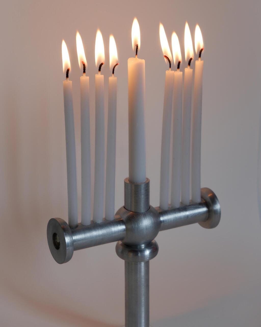 חנוכייה ממתכת, עיצוב נטע אוריאלי וּדנה ברנהרד (צילום: נטע אוריאלי וּדנה ברנהרד) חנוכייה ממתכת, עיצוב נטע אוריאלי וּדנה ברנהרד