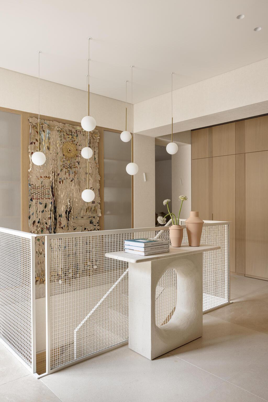 יצירת האמנות: פרוכת של האמנית שולי בורנשטיין וולף (צילום: איתי בנית) בית בירושלים בעיצוב שרון טורין