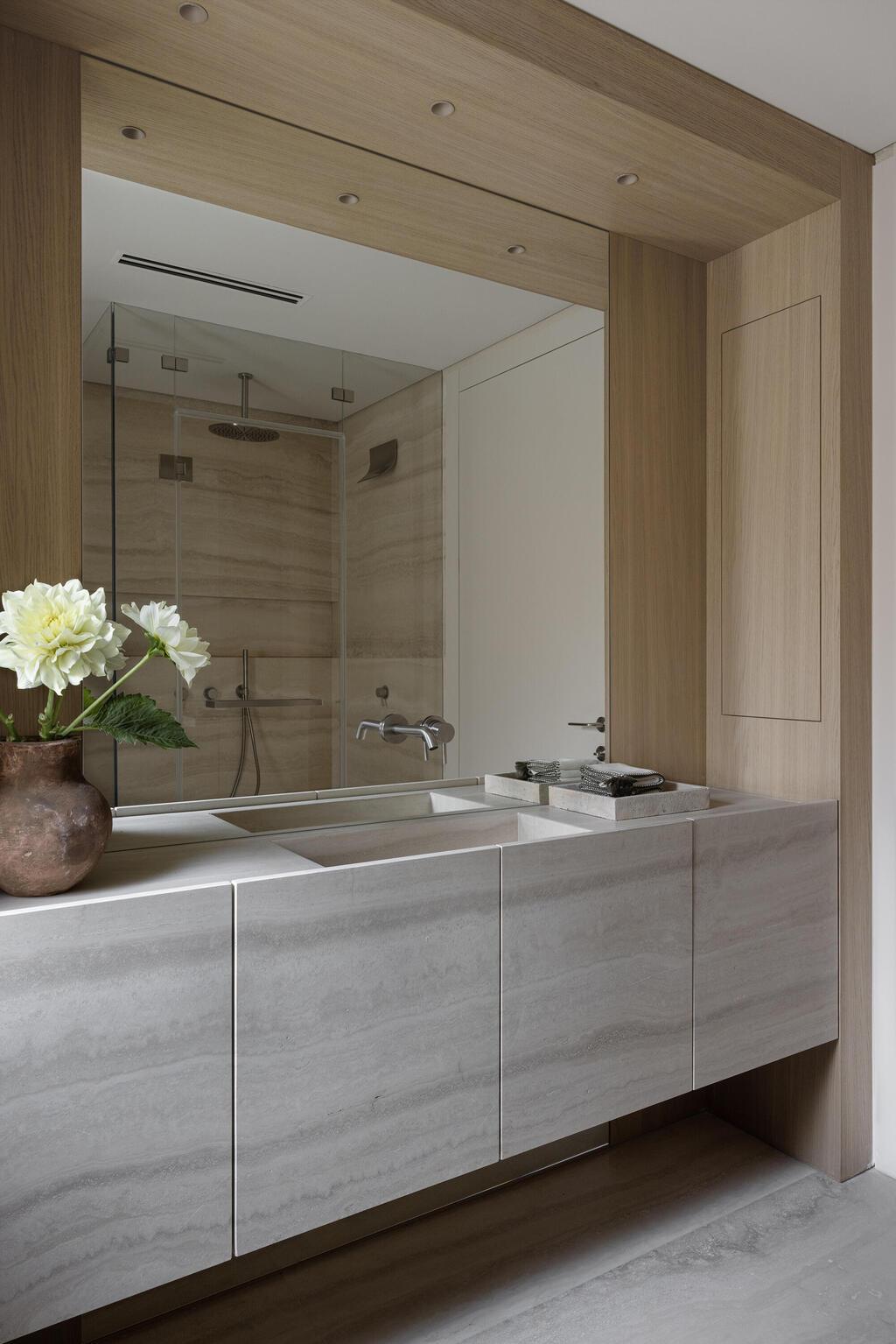 שימוש נרחב באבן טבעית (צילום: איתי בנית) בית בירושלים בעיצוב שרון טורין