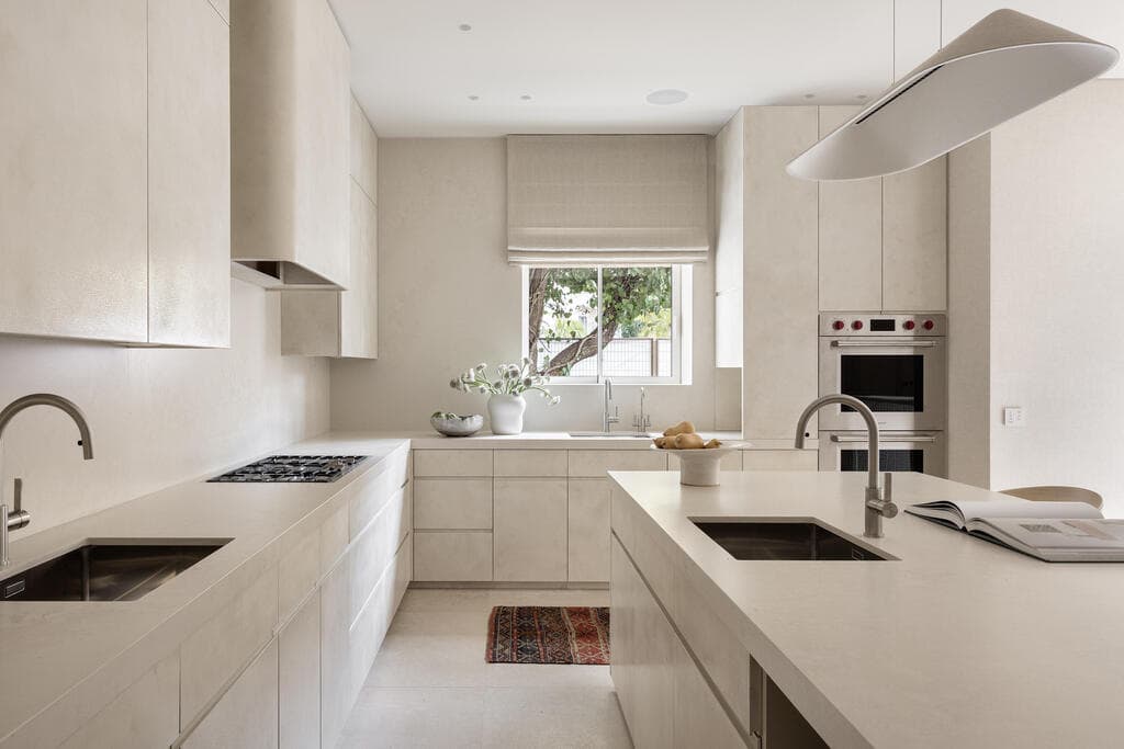 מטבח עם ארונות בצורת ר' ואי גדול במרכז (צילום: איתי בנית) בית בירושלים בעיצוב שרון טורין