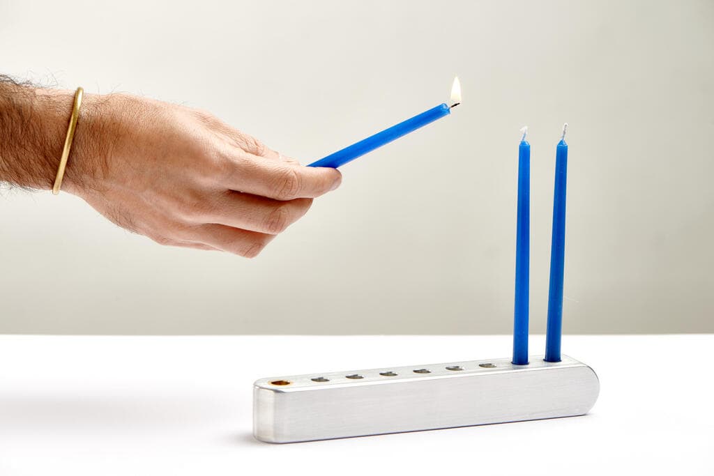 חנוכיית אלומיניום ופליז בעיצוב נדב כספי (צילום: שחר תמיר) חנוכיית אלומיניום ופליז בעיצוב נדב כספי