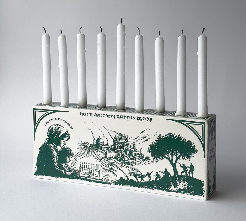 כמו קפוסת נרות שבת. חנוכייה בעיצוב ניל כהן (צילום: אורי שיפרין אבני) חנוכייה בעיצוב ניל כהן