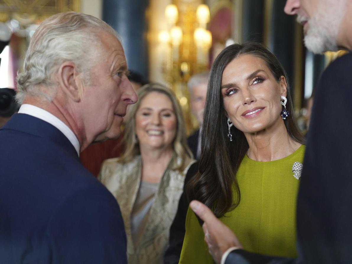 לטיסיה מלכת ספרד במפגש עם מלך בריטניה צ'ארלס, 2023 (צילום: Jacob King/Pool Photo via AP) לטיסיה מלכת ספרד במפגש עם מלך בריטניה צ'ארלס, 2023