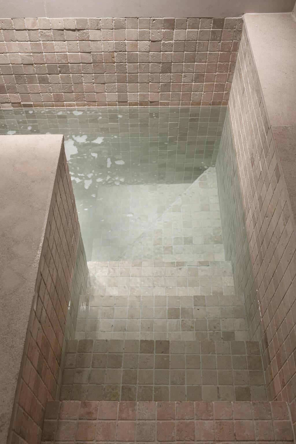 הירידה למקווה, חלל שהוכרז לשימור (צילום: איתי בנית) בית בירושלים בעיצוב שרון טורין