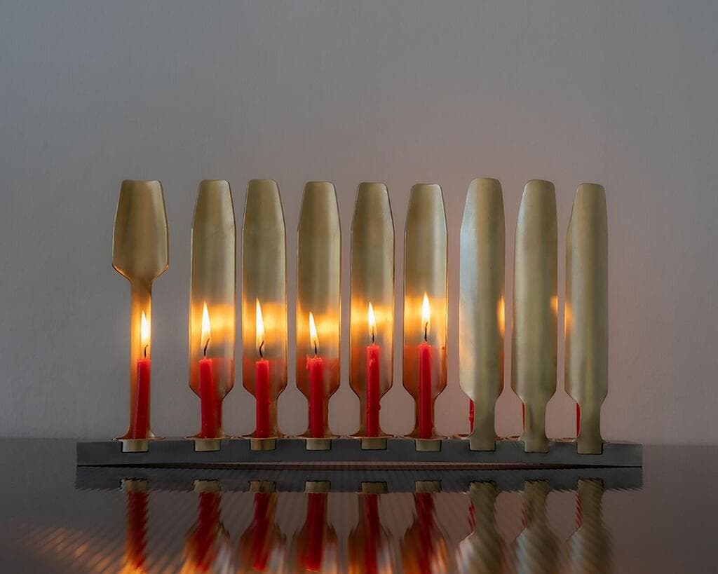 הַלָּלוּ וְגַם הַלָּלוּ - חנוכייה של ערן לדרמן, בצלאל (צילום: ערן לדרמן) הַלָּלוּ וְגַם הַלָּלוּ - חנוכייה של ערן לדרמן, בצלאל