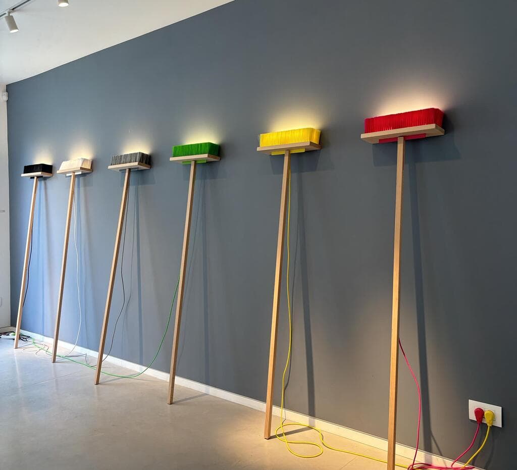 מטאטאים מאירים בעיצוב אוריאל בן זריהם (צילום: אוריאל בן זריהם) מטאטאים מאירים בעיצוב אוריאל בן זריהם