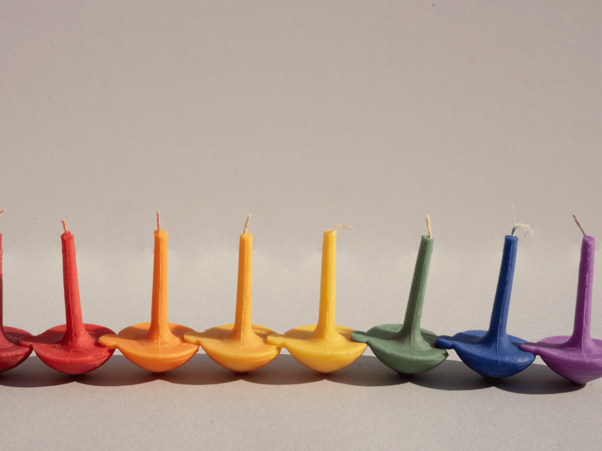 חנוכיית סביבונים צבעונית (עיצוב וצילום: עמית טישלר וגיא קוגלוביץ') חנוכיית סביבונים