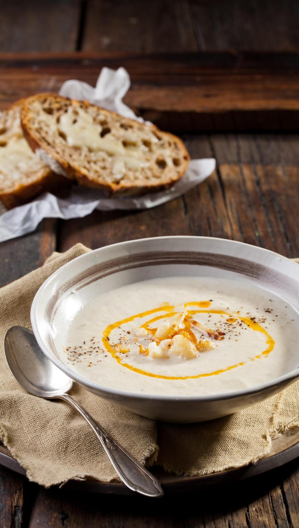 מרק כרובית טבעוני (צילום: בועז לביא, סגנון: ענת לבל) מרק כרובית טבעוני