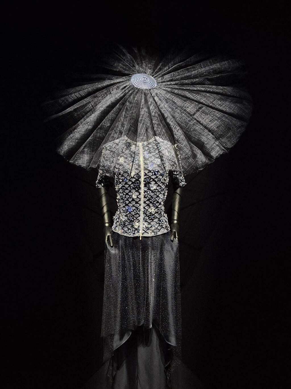 התערוכה "ארמאני פריווה: 2025-2005 – 20 שנות הוט קוטור" (צילום: איתי יעקב) התערוכה "ארמאני פריווה: 2025-2005 – 20 שנות הוט קוטור"