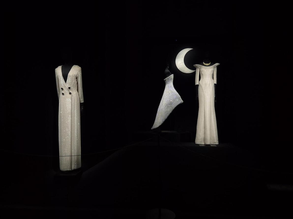 התערוכה "ארמאני פריווה: 2025-2005 – 20 שנות הוט קוטור" (צילום: איתי יעקב) התערוכה "ארמאני פריווה: 2025-2005 – 20 שנות הוט קוטור"