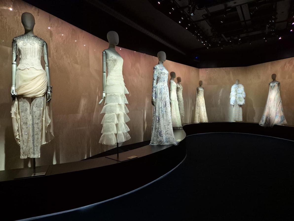 התערוכה "ארמאני פריווה: 2025-2005 – 20 שנות הוט קוטור" (צילום: איתי יעקב) התערוכה "ארמאני פריווה: 2025-2005 – 20 שנות הוט קוטור"