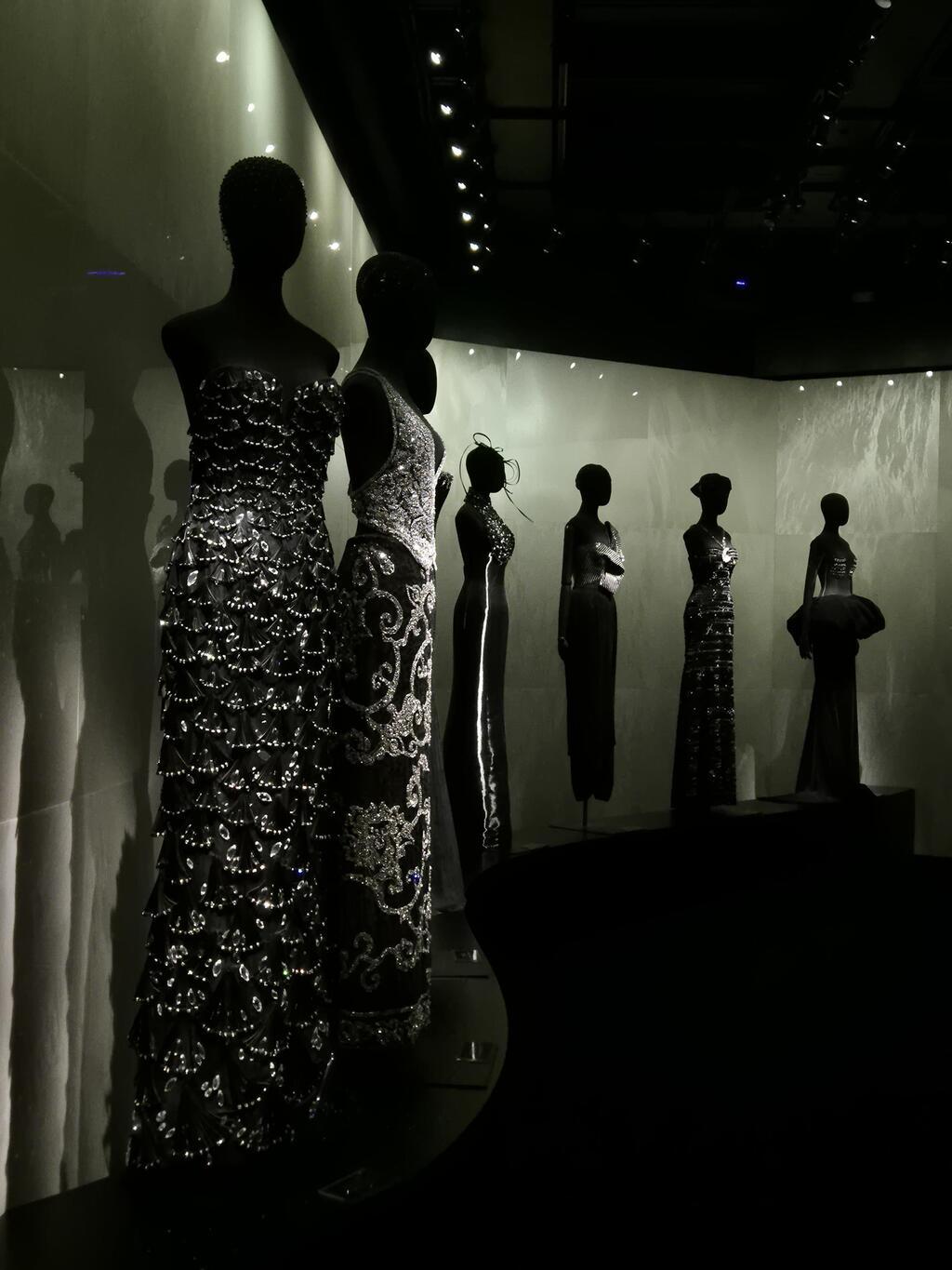 התערוכה "ארמאני פריווה: 2025-2005 – 20 שנות הוט קוטור" (צילום: איתי יעקב) התערוכה "ארמאני פריווה: 2025-2005 – 20 שנות הוט קוטור"