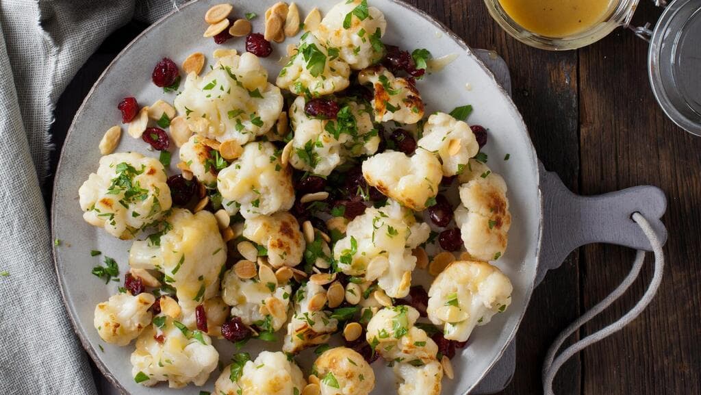 כרובית עם שקדים וחמוציות 