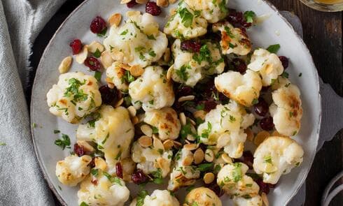 כרובית עם שקדים וחמוציות