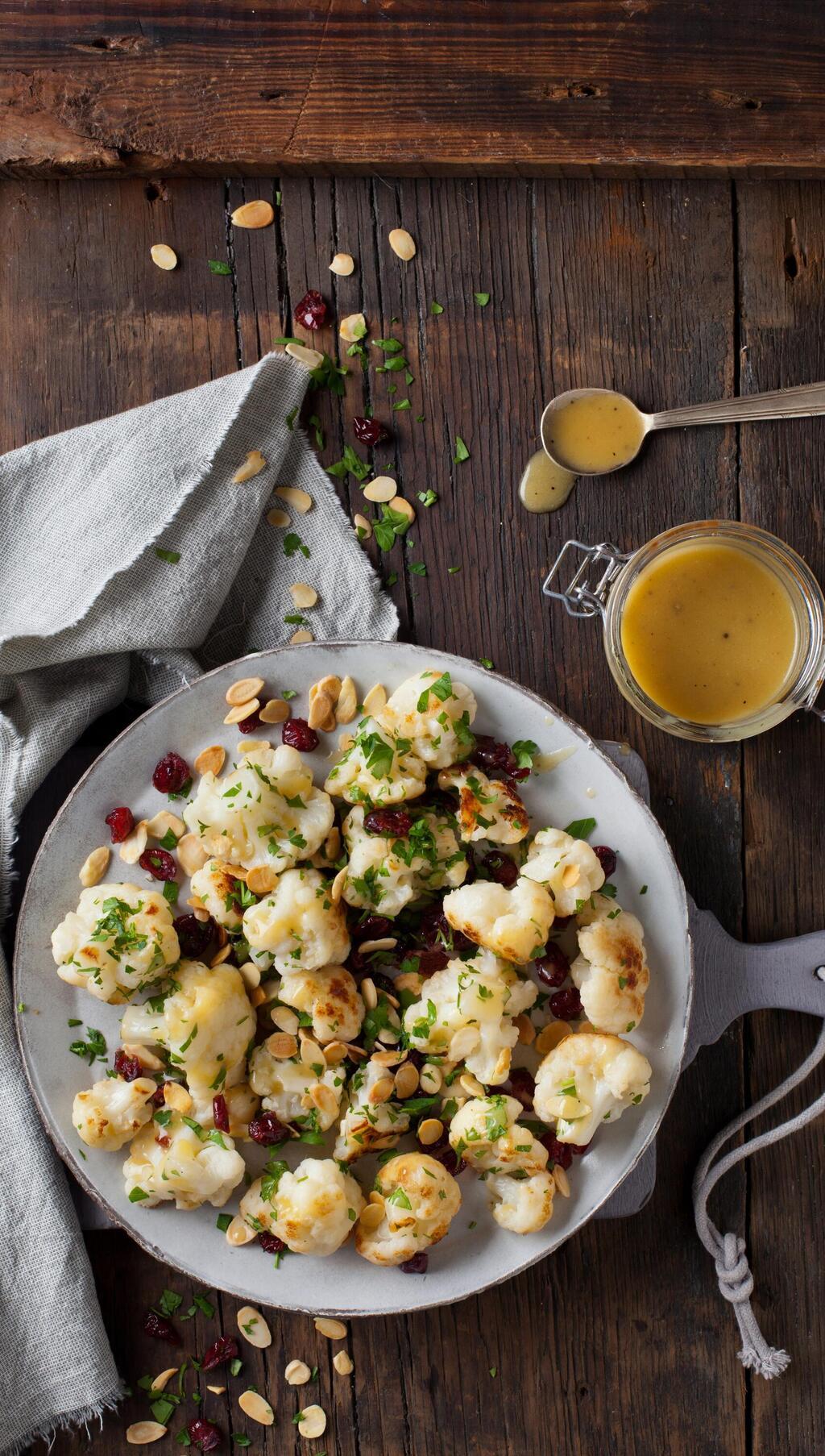 כרובית עם שקדים וחמוציות (צילום: בועז לביא, סגנון: ענת לבל) כרובית עם שקדים וחמוציות