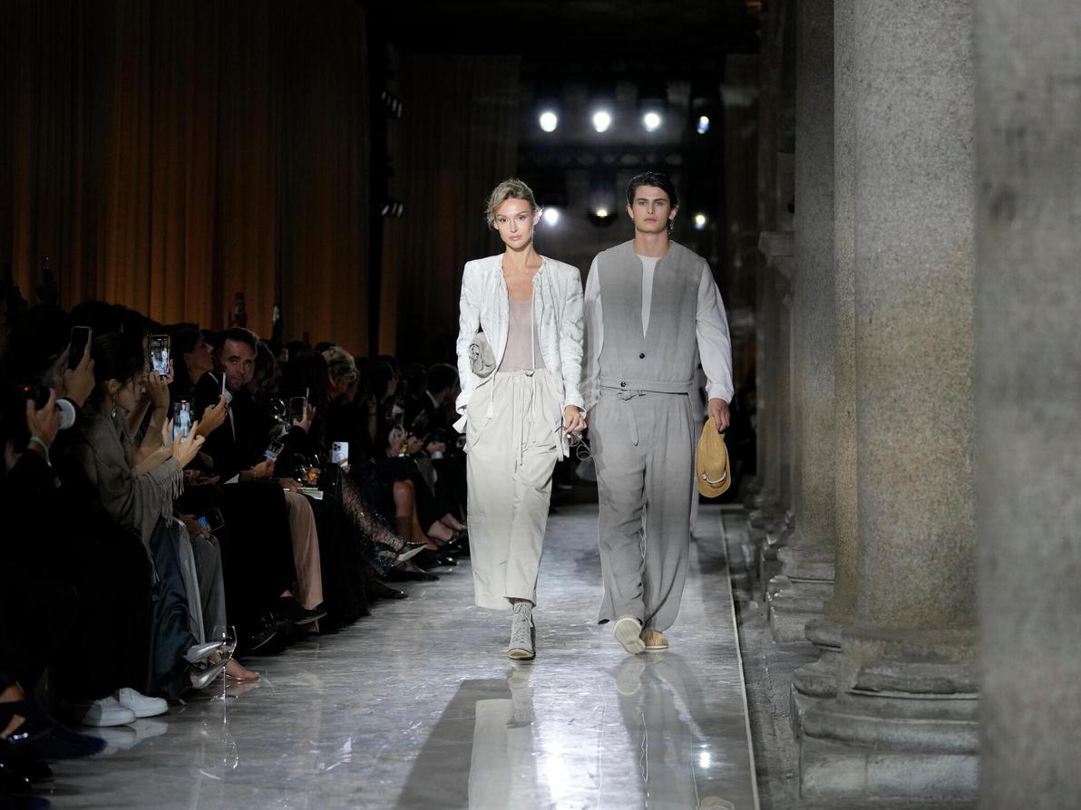 ג'ורג'יו ארמאני, תצוגת אביב-קיץ 2026 (צילום: AP Photo/Luca Bruno) ג'ורג'יו ארמאני, תצוגת אביב-קיץ 2026