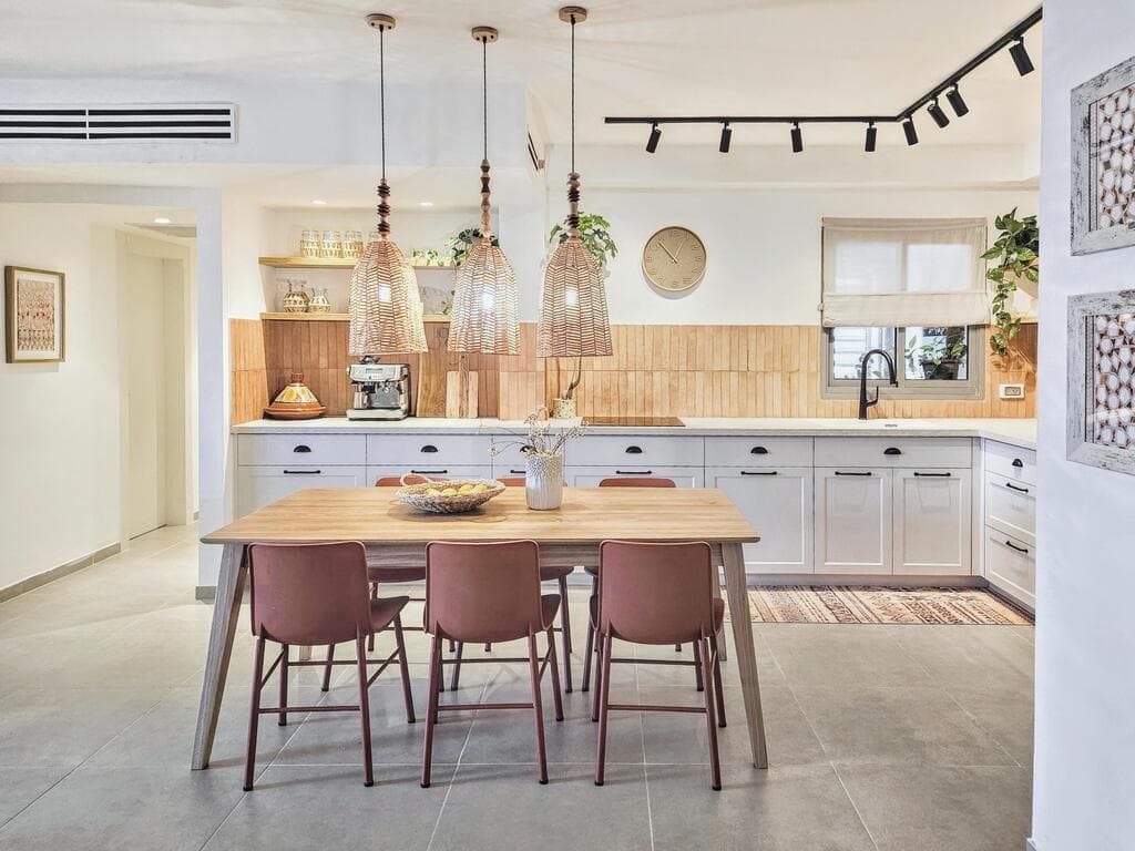 ויצרו על אי לטובת פינת אוכל (עיצוב וצילום: לילי ברושטיין) דירת מחיר למשתכן בנתניה