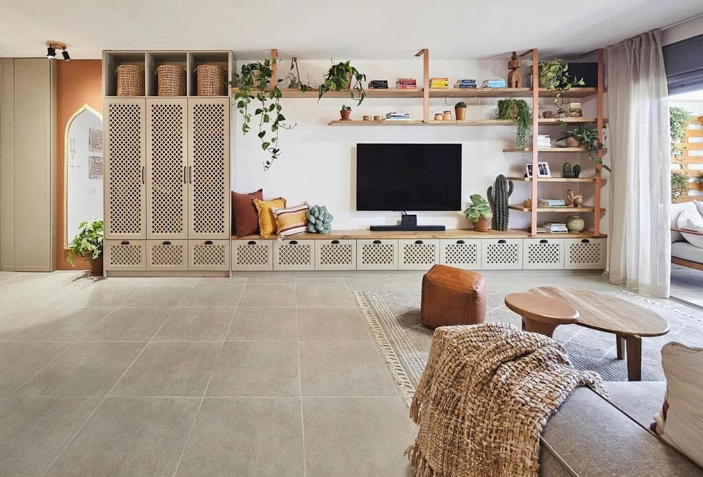 נעשה תוך מחשבה על אחסון, שילוב בדים רחיציםו בחירת כיסאות לא מרופדים לילדים צעירים (עיצוב וצילום: לילי ברושטיין) דירת מחיר למשתכן בנתניה