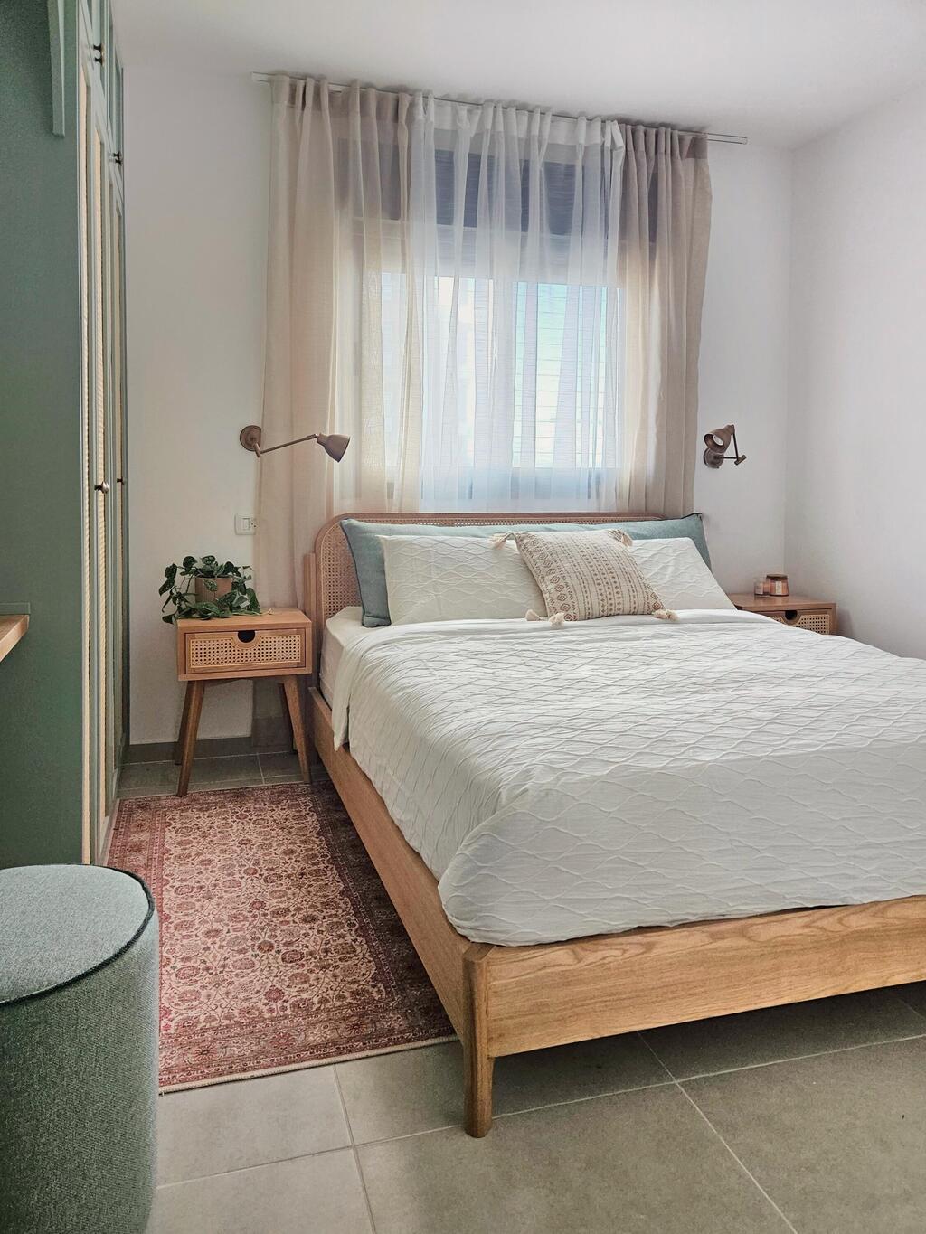 חדר השינה הזוגי (עיצוב וצילום: לילי ברושטיין) דירת מחיר למשתכן בנתניה