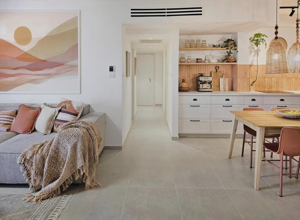 אוריינטלי, עם נגיעות מרוקאיות ובהשראת המדבר. הסלון והמטבח (עיצוב וצילום: לילי ברושטיין) דירת מחיר למשתכן בנתניה