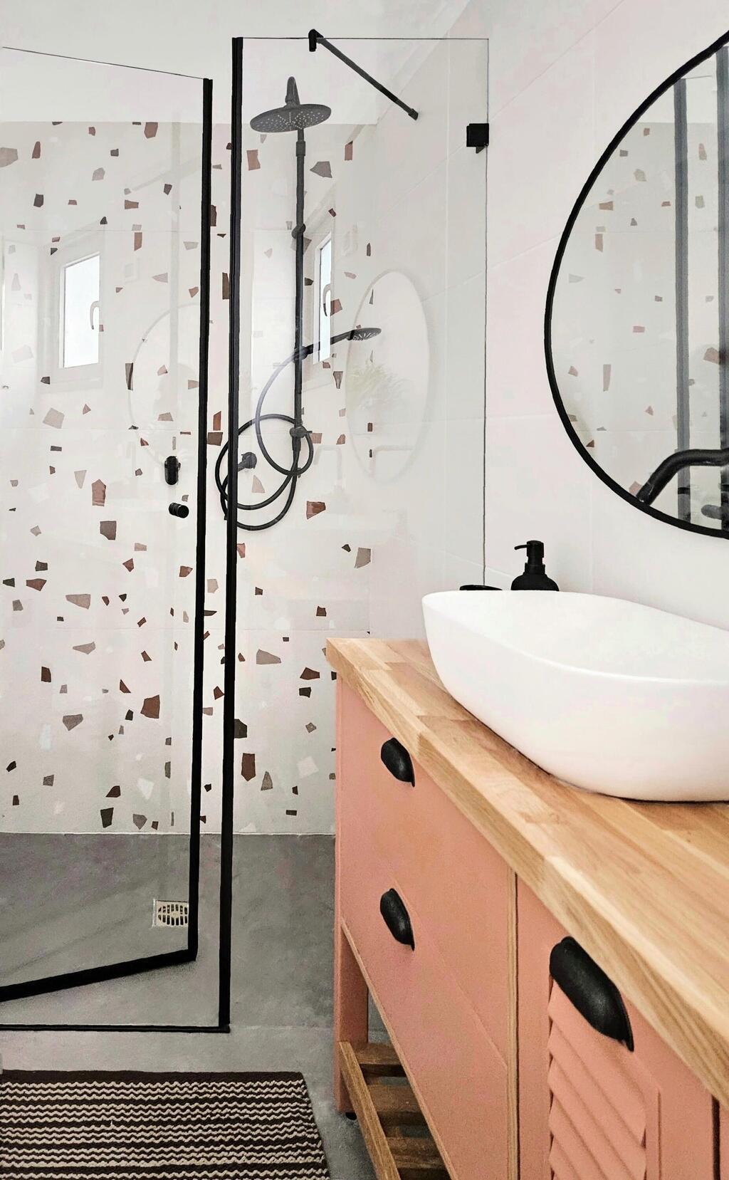 חדר רחצה נוסף ששודרג בבית. טרצו וארון בגוון חם (עיצוב וצילום: לילי ברושטיין) דירת מחיר למשתכן בנתניה