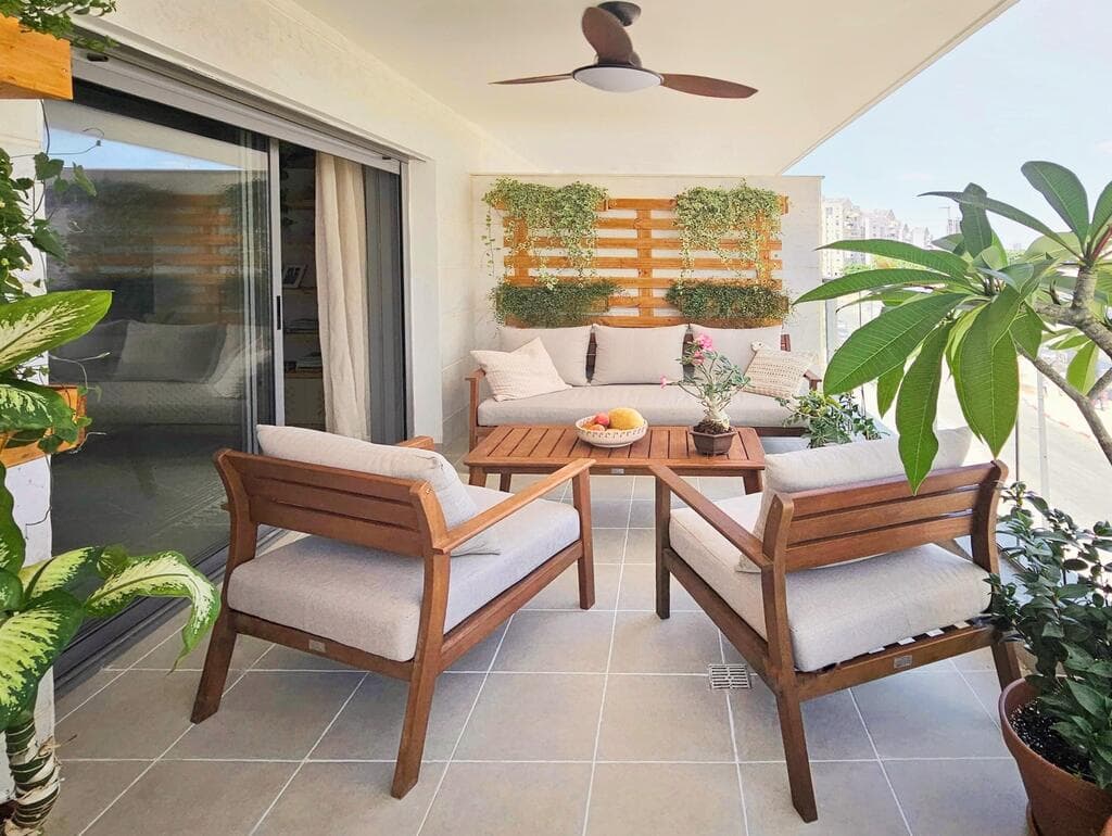 המרפסת ממשיכה את קו העיצוב שבפנים (עיצוב וצילום: לילי ברושטיין) דירת מחיר למשתכן בנתניה