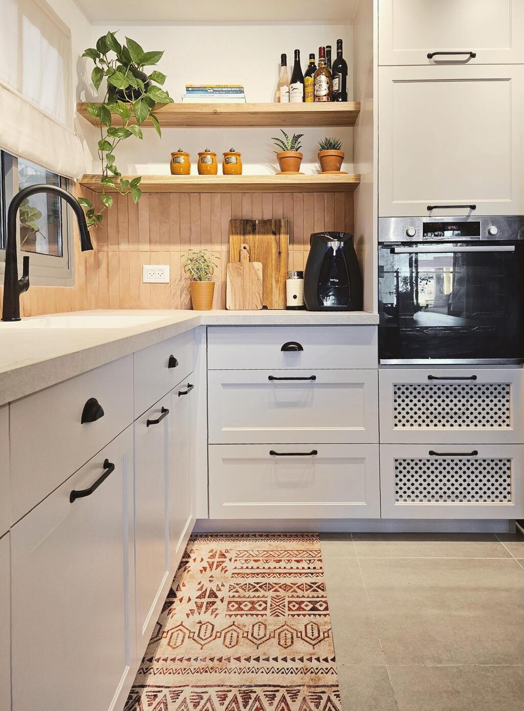 המטבח. בסיס בהיר בגוון חול ופריטים משלימים בגוני אדמה (עיצוב וצילום: לילי ברושטיין) דירת מחיר למשתכן בנתניה