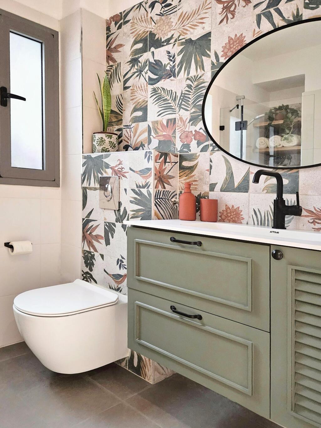 חדר רחצה עם אופי טרופי (עיצוב וצילום: לילי ברושטיין) דירת מחיר למשתכן בנתניה