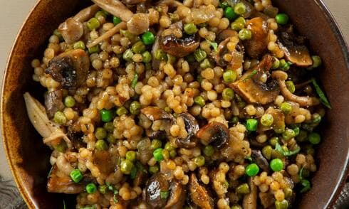 ריזוטו פתיתים עם אפונה ופטריות