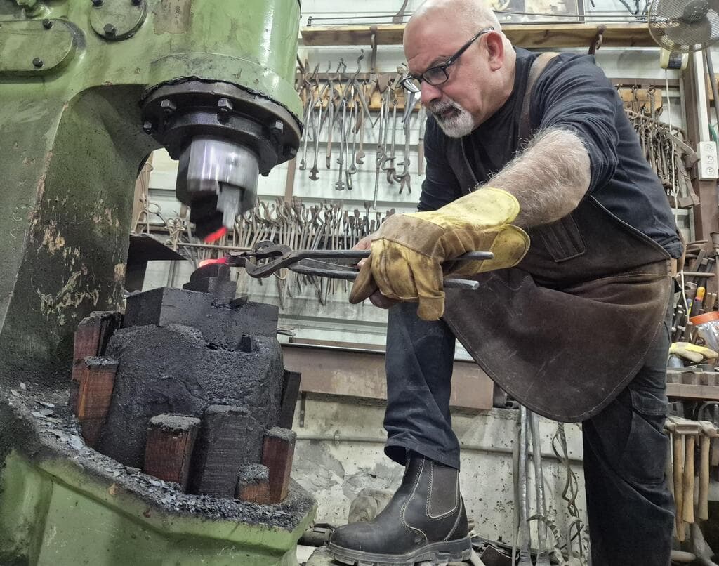 וליד חורי, פסוטה. אמן ברזל, אירוח ברוח החג