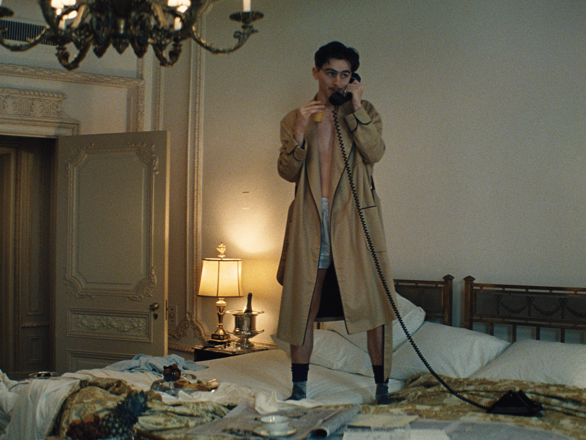 מראה תקופתי של שנות ה-50 וה-60. טימותי שאלאמה בסרט "מרטי סופרים" (צילום: באדיבות סרטי לב) טימותי שאלאמה בסרט "מרטי סופרים"