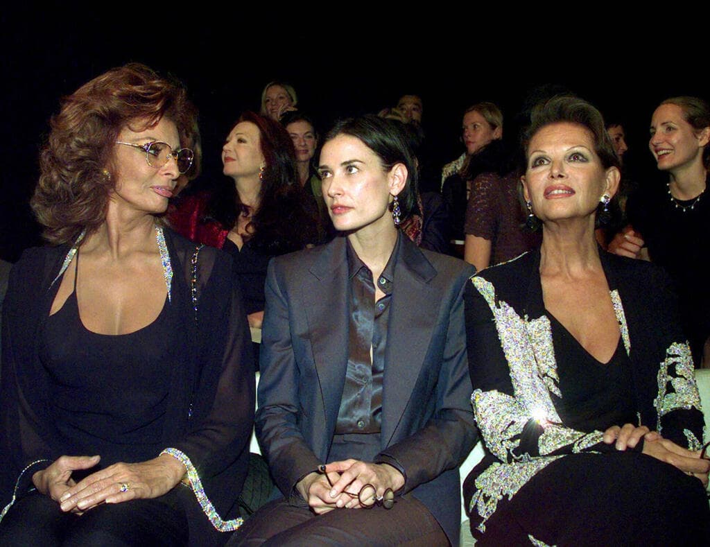 דמי מור, קלאודיה קרדינלה וסופיה לורן בתצוגת אופנה של ג'ורג'יו ארמאני, 1997