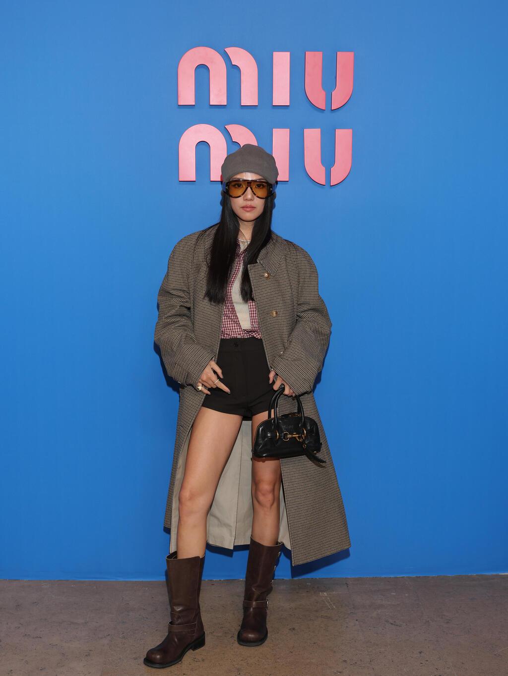 כוכבת הרשת יויו קאו בתצוגה של מיו מיו, 2025