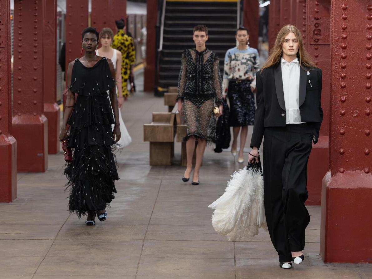 תצוגת אופנה של שאנל ברכבת התחתית בניו יורק, 2025