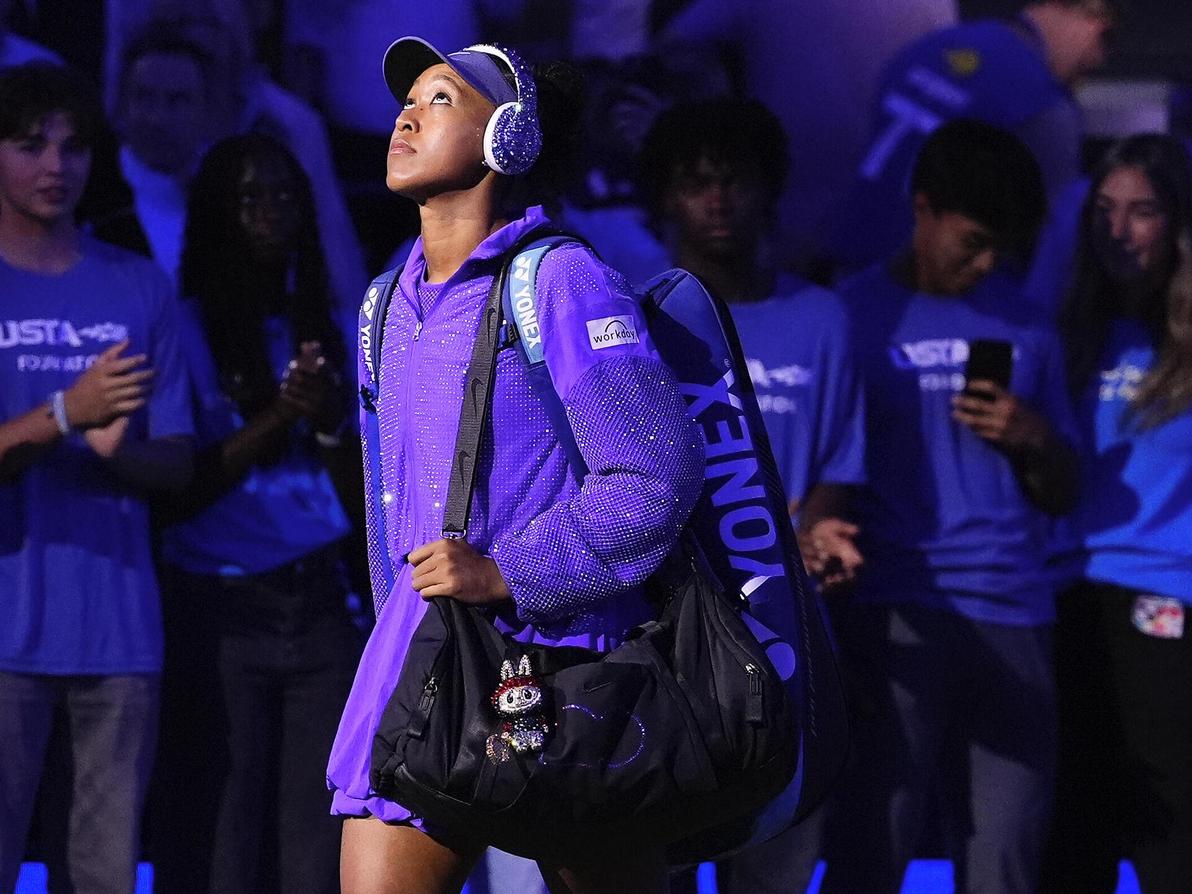 נעמי אוסקה עם בובת לאבובו, 2025