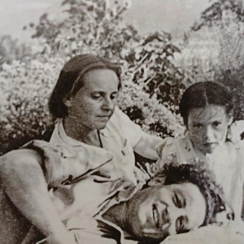 רותי ברוך בגיל שבע עם הוריה המאמצים בקיבוץ בית השיטה