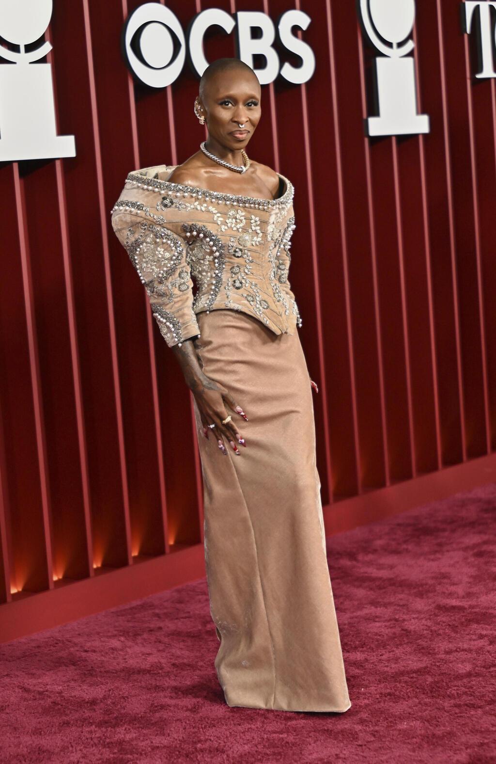 סינתיה אריבו על השטיח האדום בטקס פרסי הטוני, 2025